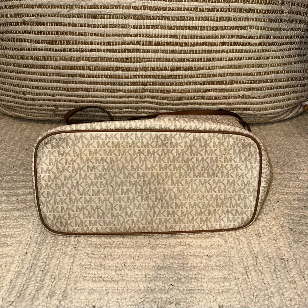 Michael Kors Cream and Tan Signature Tote with matching wallet - Picture 5 of 7